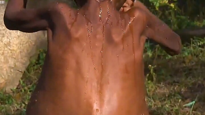 男孩的腹部被不明生物寄生感染，母亲担惊受怕日夜都生活在恐惧之中。