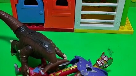 Ultraman bé nhỏ cứu bố!