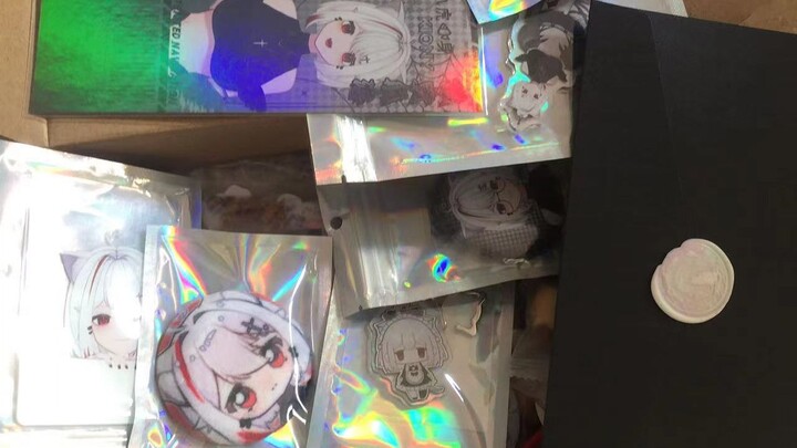 น้องวีตั้งใจเตรียมของขวัญฉลองเดบิวต์ไว้ แต่กลับไม่มีใครให้ความสนใจเลย.............