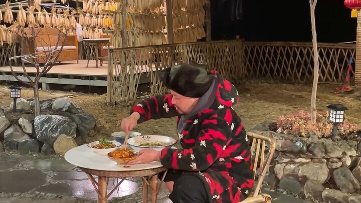 Seporsi besar mi kaki babi yang masih mengepul, sederhana dan nyaman