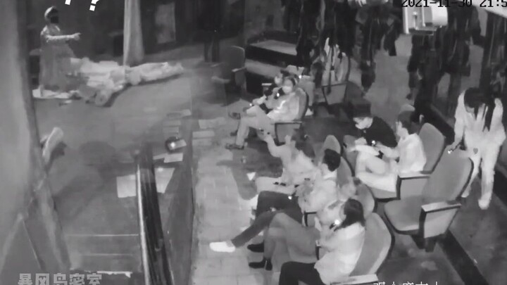 Ada monyet di ruang tertutup!!