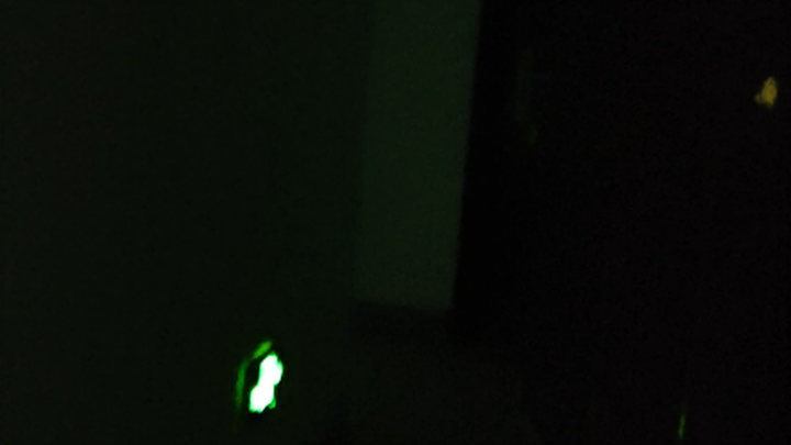 昨天深夜独自去地下室拿东西的时候，走廊的灯突然熄灭...
