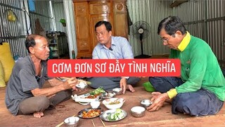 Chú 3 Nhái vui được anh em đến thăm nhà và dùng bữa cơm đạm bạc cùng tâm sự lúc tuổi già đơn côi.