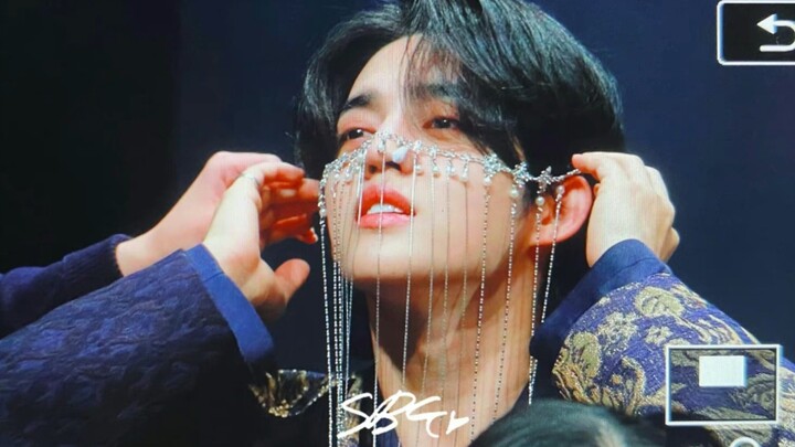 Face chain looks right on Choi Seung-cheol—so awesome!
