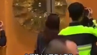 كم كانت الأم في ذلك الوقت مكتوفة اليدين