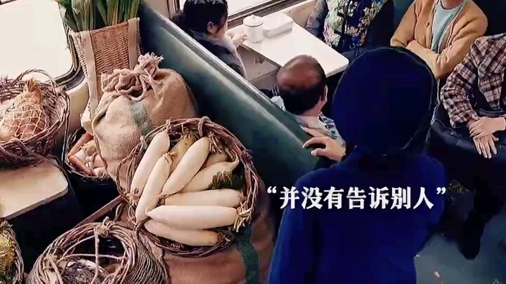 Một hành động tử tế của nhân viên soát vé đã sưởi ấm cả cuộc đời đứa trẻ!