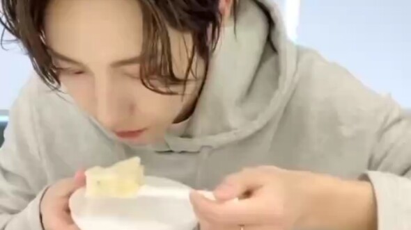 【Huang Renjun】Meski makanan terlalu panas sampai membakar mulut, ekspresinya tetap terjaga