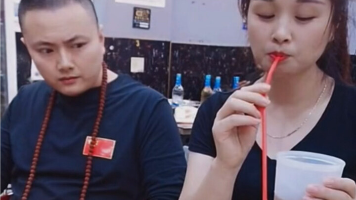 Saat kencan buta, tunjukkan keahlian: wanita cantik minum susu dari jarak jauh!