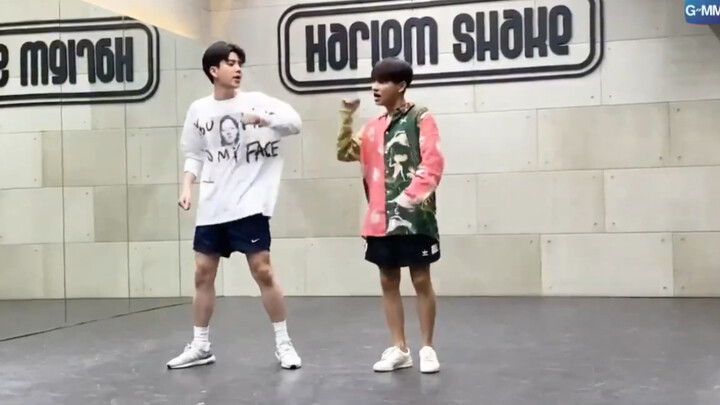 【OFFGUN】练习室练舞 是时候来学习Too cute to handle舞步啦！两只认真的样子很迷人