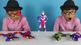 Cả hai Ozawas đều mang đồ chơi mới, Ultraman không biết cái nào là thật, cái nào là giả