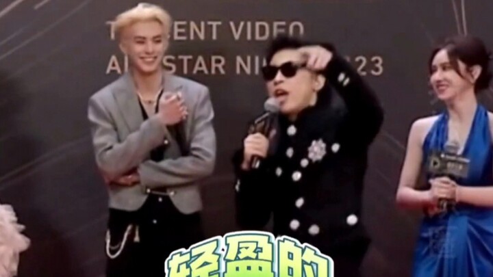 Even hosts at the Starlight Awards have their own styles—Niaoniao i is whispering, while Xu Tianqi e