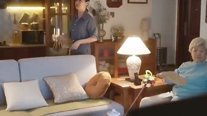 Mua được món đồ hay, phải để lại một phần cho chị gái; thế mà chị ấy lại bất thường không về nhà, ch