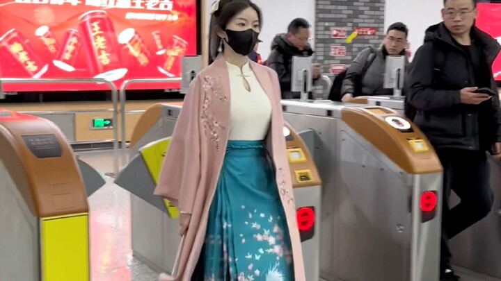 “Khi váy Mã Diện xuyên thấu trở lại hiện thực”