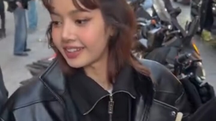 Seorang penggemar bertanya kepada Lisa lagu mana di album “rosie”-nya Chaiying yang paling ia sukai,