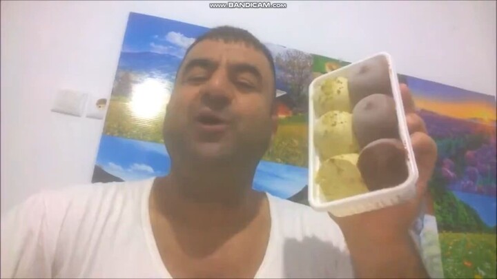 Bilge Adam Reis kakaolu fıstıklı dondurma yiyor ve övüyor