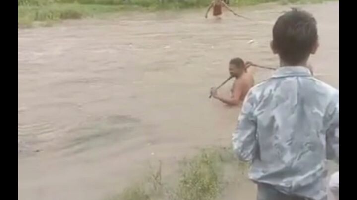 नदी में फंसे बच्चे रोने लगे