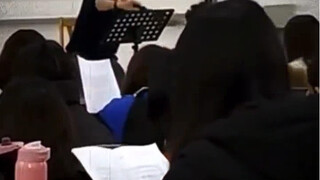 合唱《勇气》，台上的老师是这首歌的灵魂！太好听，太治愈了～