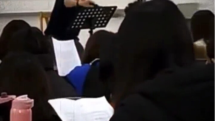 أداء جماعي لأغنية "الشجاعة"، المعلم على المسرح هو روح هذه الأغنية! جميلة جداً ومريحة للقلب للغاية～