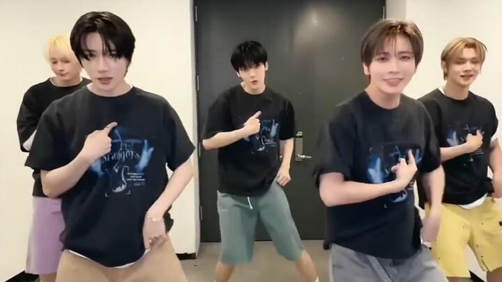 [TXT] The shorts-wearing boy group is here—cha’s arrived! 260305 I’ll run to you~