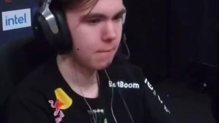 بعد العودة، خمس مباريات ضد Wild Bull في منتصف الخريطة بطريقة donk، بالتأكيد لم يتوقعوا ذلك _donk _cs