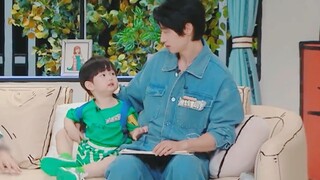 I've fallen for it again... As soon as Xiaobao enters the studio, he immediately looks for Wei Chen!