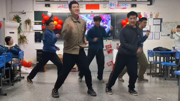 أستطيع أن أشاهد فرقة البنين في الصف الثاني الثانوي بمدرسة أنشي دا الفرعية يرقصون على أغنية “Tell Me”