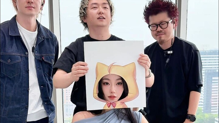 Kucing Besar sangat menawan meski dia hanya memiliki sehelai rambut. Siapa yang setuju?