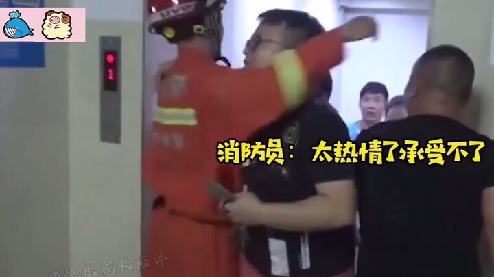 盘点消防救援中的搞笑一幕，蓝朋友太不容易了，救个人初吻没了