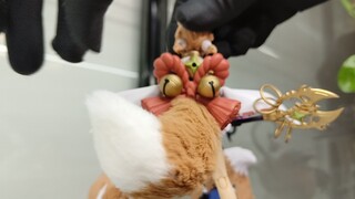 Fox witch Jieyun, patted the plush tail hard
