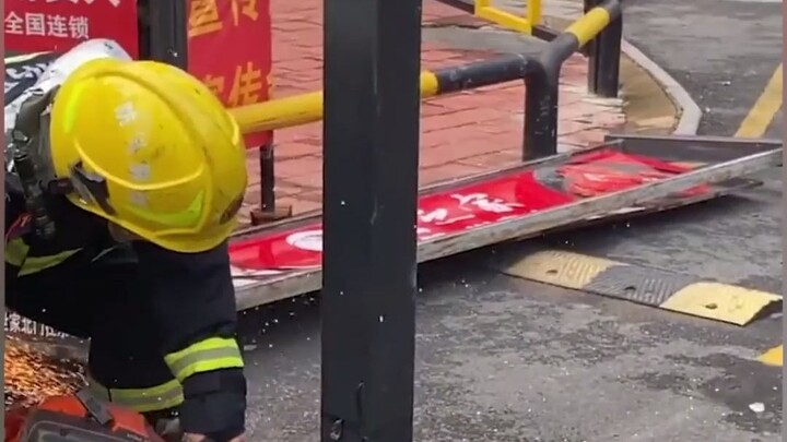 Khoảnh khắc cản trở cứu hộ khiến ai cũng phẫn nộ: Ban quản lý liên tục ngăn cản lực lượng cứu hỏa, l