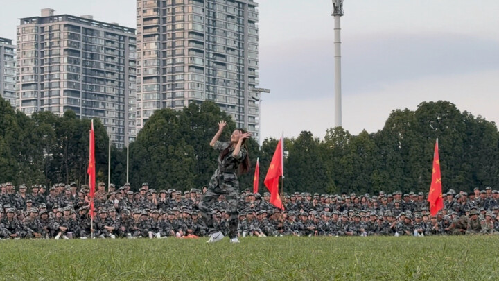 Freshman military training in the 90s is a total hit! Non-stop screams! The love of the '90s will ne