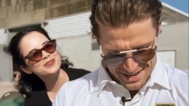 [Teks Mandarin] Nikmati sejenak! Smoker versi live-action dari "One Piece" bersama Tashigi berkelili