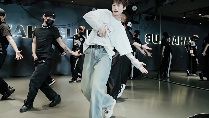 Tiểu Vũ, chúng ta hãy phóng to khung hình chính nhé.