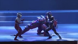 An accident occurred in the Ultraman stage play, and the monsters came to the rescue with their wits