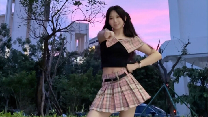 Taking you all to see the school’s sunset glow!!! I just tried a new hairstyle today, hehe | Ju Jing