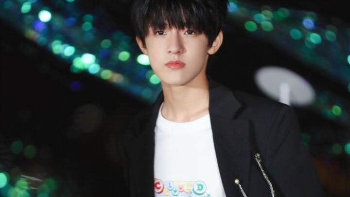 Handsome heartthrob Zhang Zeyu delivers a focus-worthy suit dance, keeping the vibe consistently on 