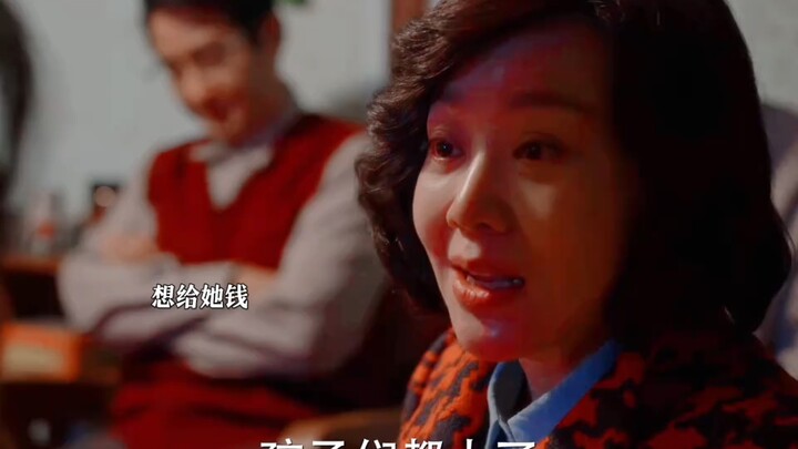 Sister Ling will never again go around with a bare neck—Song Ying specially gifted her a gold neckla