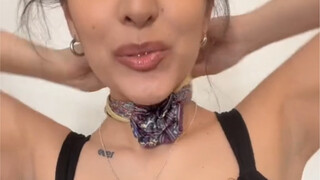 Bagaimana saputangan kecil ini bisa langsung berubah menjadi choker bunga begitu ditarik