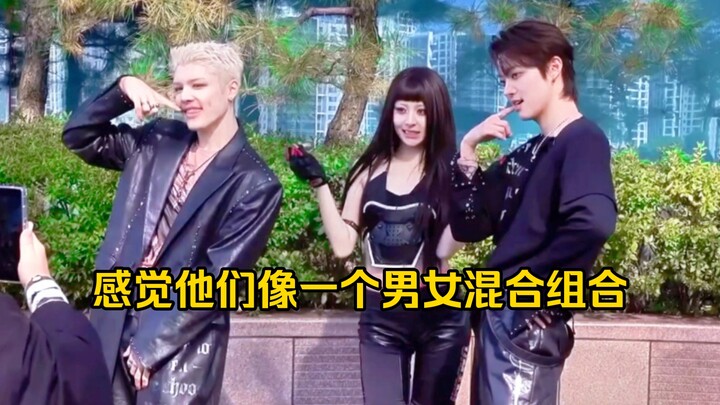 Trang phục của Heo Yoon-jin trông giống như một nhóm nhạc nam nữ kết hợp với hai người kia.