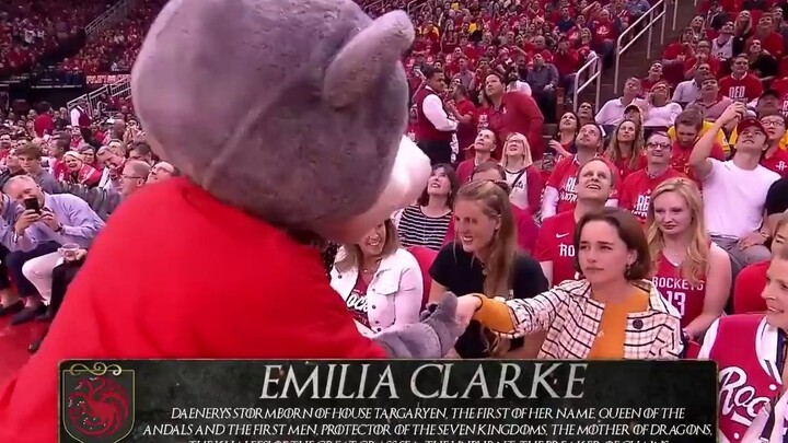‘Game of Thrones’: Sang Ibu Naga menonton pertandingan sambil disambut hormat oleh maskot tim, lucu 