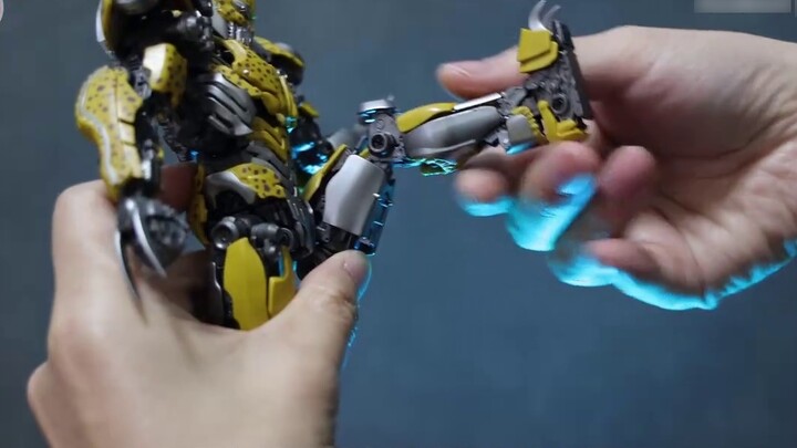 Dibutuhkan sekitar dua gambar dan tiga menit untuk merakit Transformers yang super mobile! YOLOPARK 
