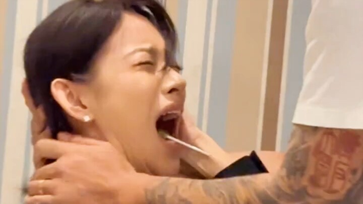 Một cái tát khiến chuông báo động vang lên