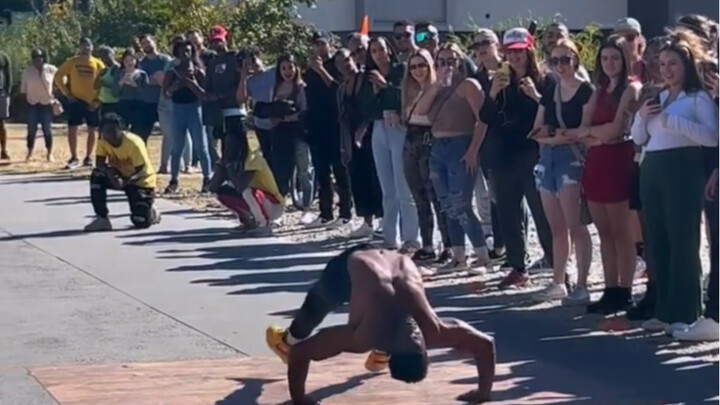 King-level street dance, the young man’s superb dancing skills shocked the audience. Maybe you can d