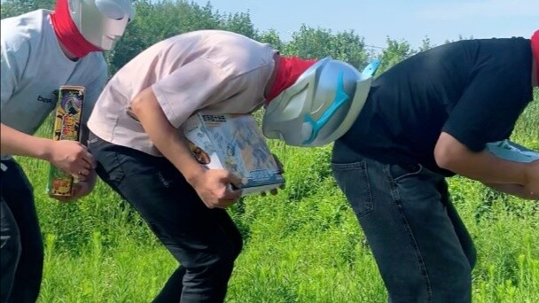 Three Ultramen sneaking around