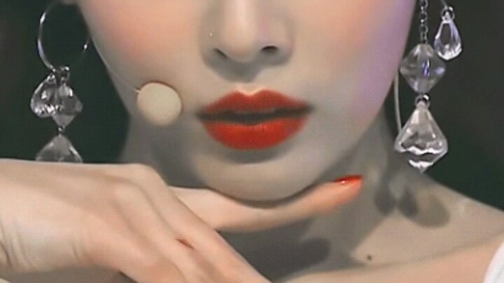 Về màn biến mất khuyên tai, người khác nổi tiếng nhờ nhan sắc, còn chị Mã thì nổi bật vì khả năng bi