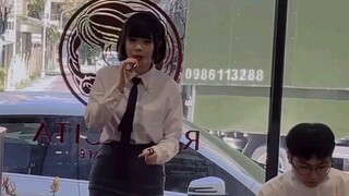 给咖啡厅店员买了卡祖笛之后。 。