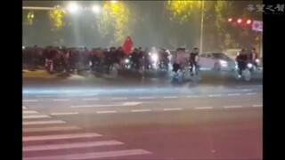 11月2日凌晨，近万人大学生夜骑共享单车，只为了去开封尝灌汤包🤣