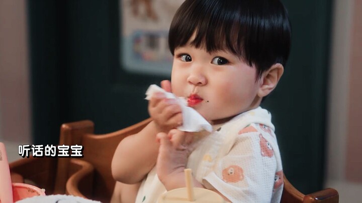 Bé cưng đáng yêu quá, tự biết lau miệng rồi còn giơ ngón tay cái khen chú nữa chứ!