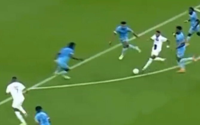 Neymar mengumpan kepada empat pemain sekaligus, umpan cantik, rekan setim menerimanya dan langsung m