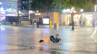 “文明其精神，野蛮其体魄”雨下的再大也阻挡不了小伙跳舞，小章先生太猛了#灵魂舞者 #创作者中心 #创作灵感 #暴雨来袭